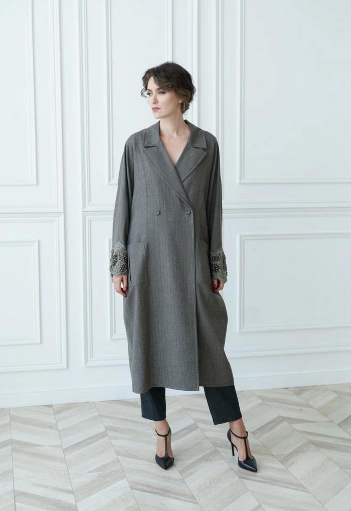 Пальто  серое с бусинами