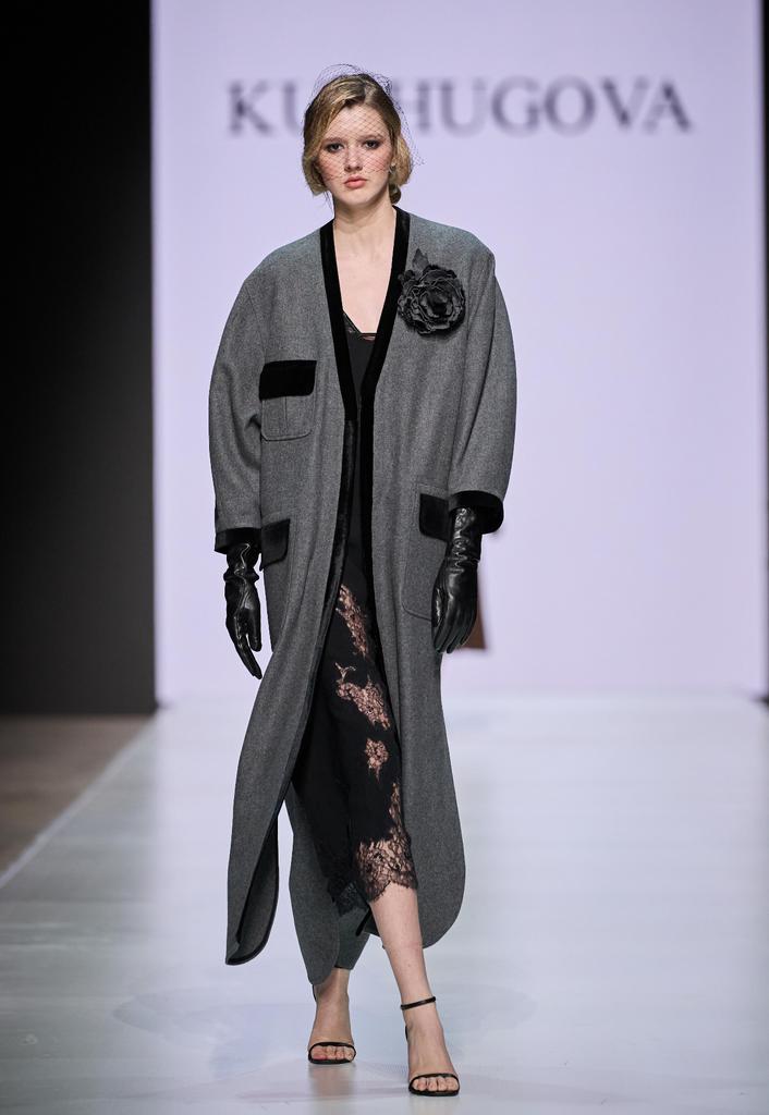 Пальто из шерсти с бархатной окантовкой