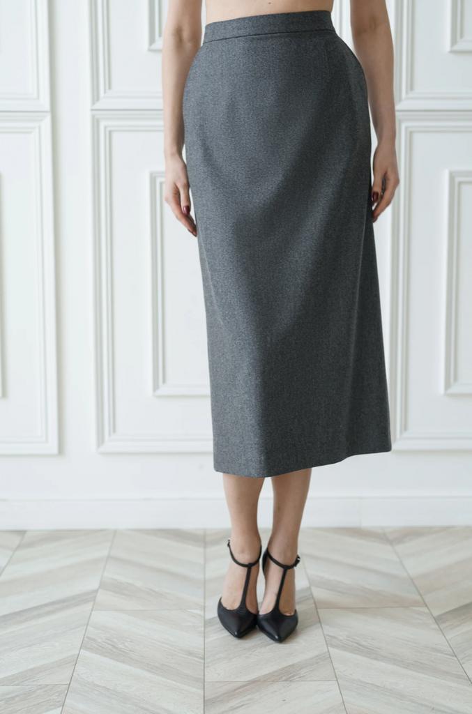 Юбка серая с карманами и складками на шлице