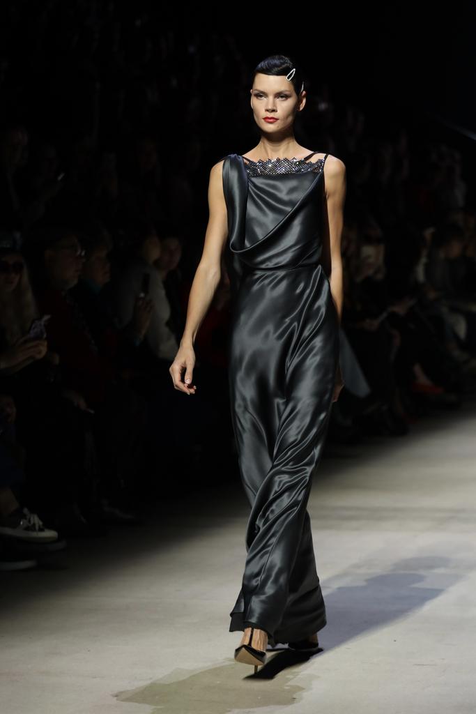 Платье из серого шелка