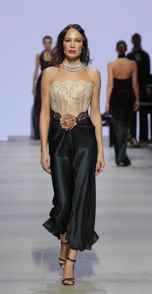 Платье из розового кружева и шелка