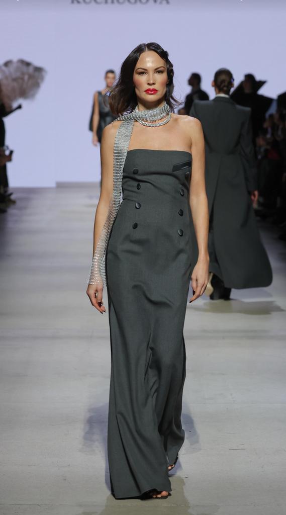 платье серое длинное