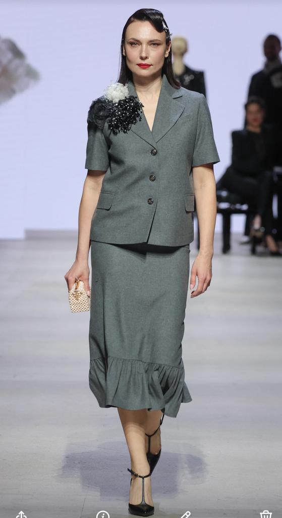 костюм серый прямой пиджак, юбка со сборкой