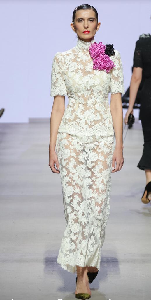 платье из молочного кружева