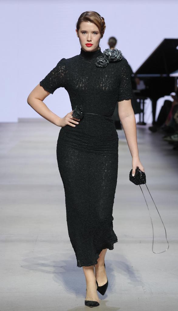 платье черное с плечиками