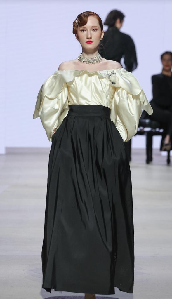 платье из атласа