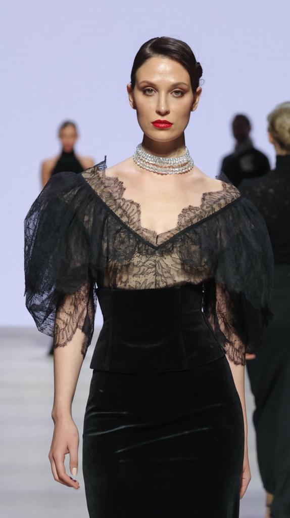 Боди с объемными рукавами из кружева