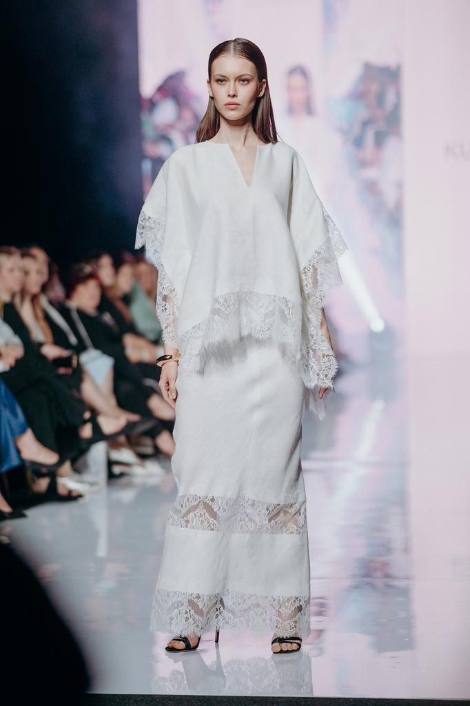 Костюм из белого льна с кружевом