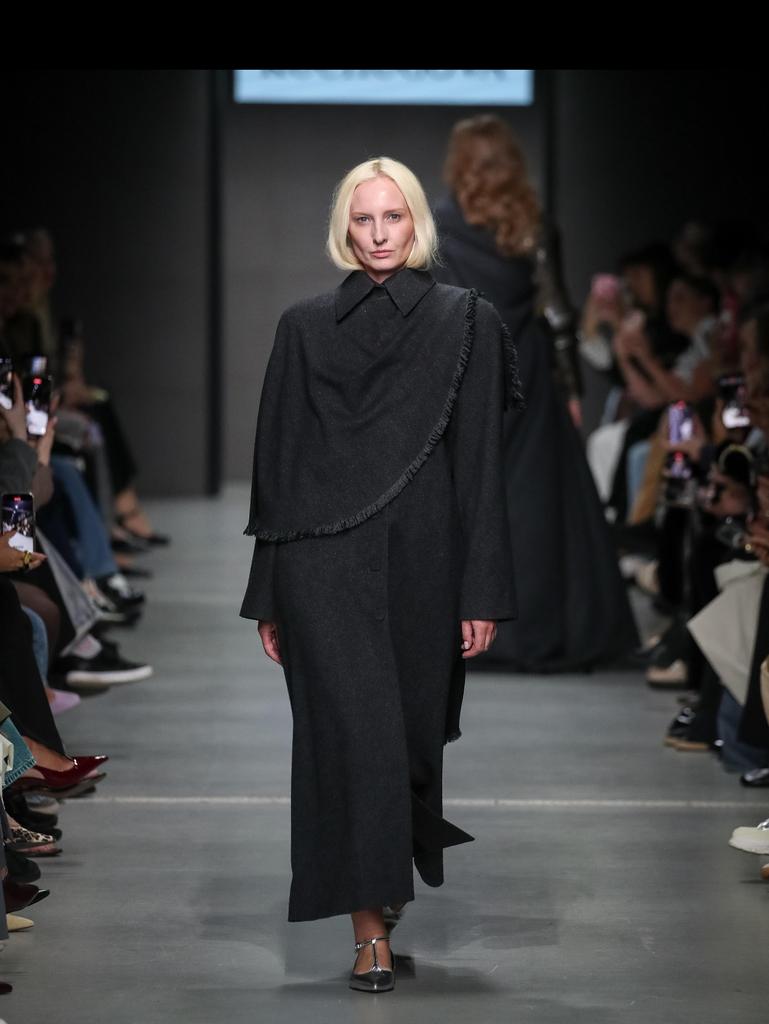 пальто серое с накидкой