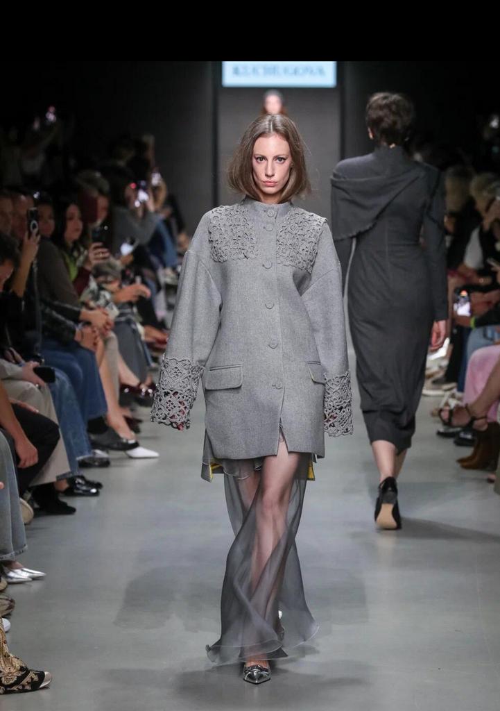 укороченное пальто серое с кружевными манжетами