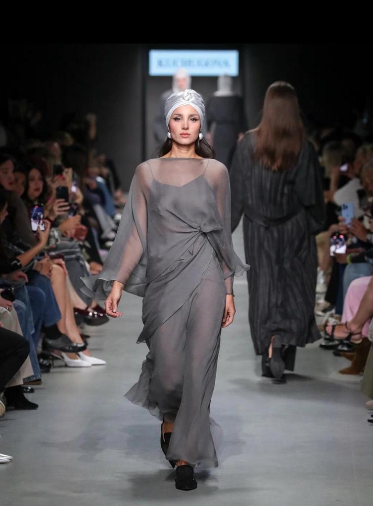 серая шифоновая блуза с юбкой