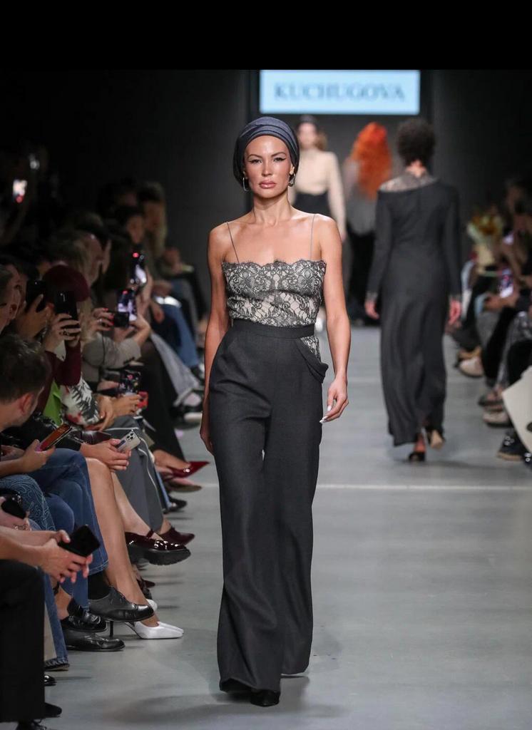 кружевной топ с серыми брюками