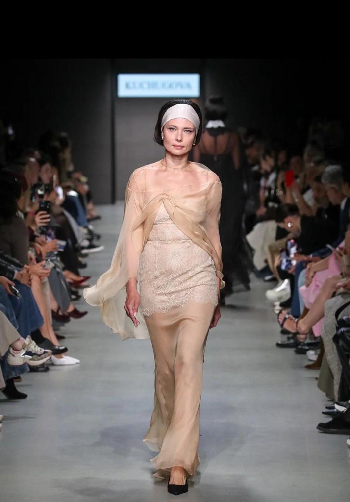 шифоновое платье бежевого цвета