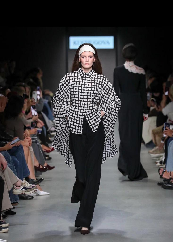 блуза в горох с широкими рукавами