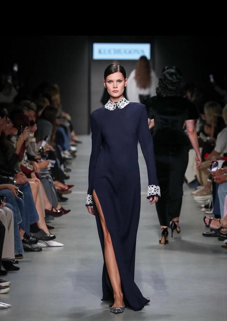 платье синее с разрезами и воротничком