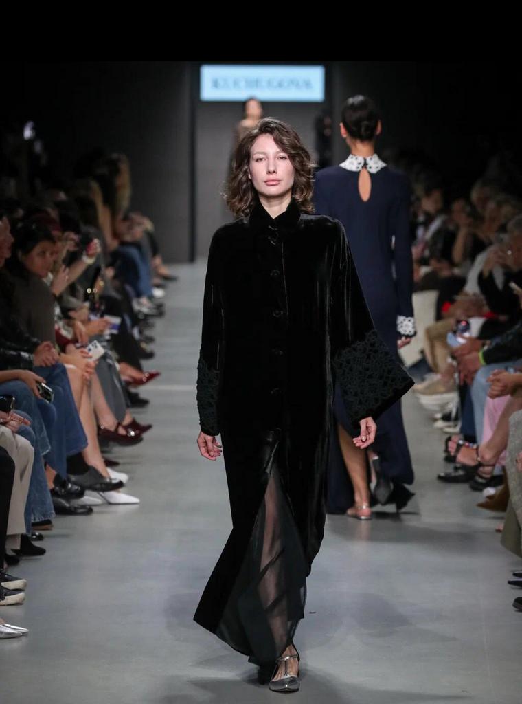 пальто бархатное с кружевными рукавами