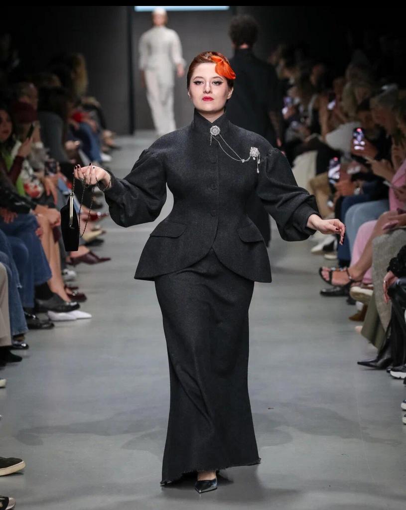 серый приталенный костюм с юбкой годе