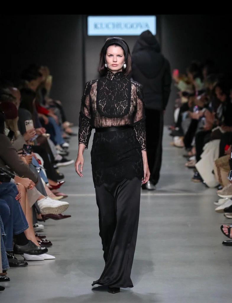 кружевная блуза с шелковой юбкой