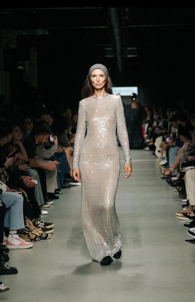 платье из серых пайеток