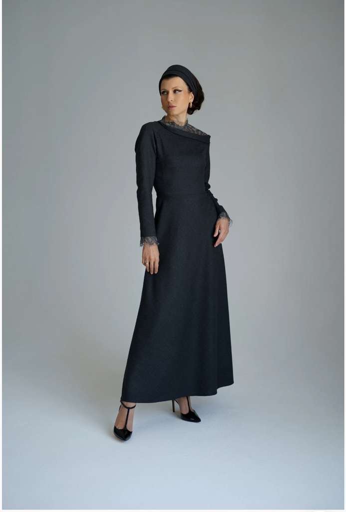 платье серое с кружевом на плече