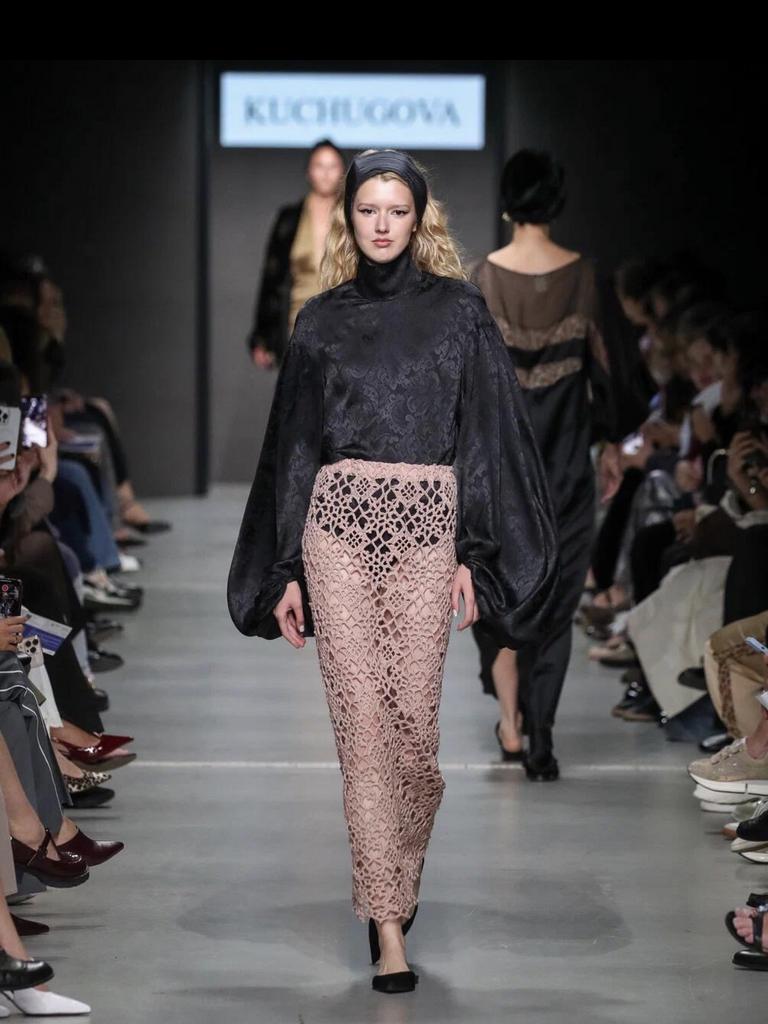 Блуза из шелка и кружевная юбка