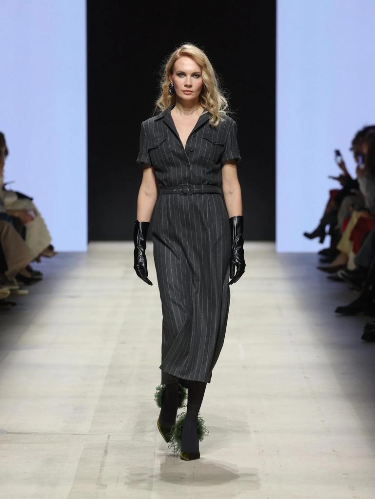 платье серое в полоску