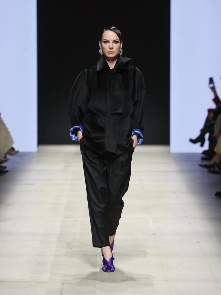 Укороченное пальто черное на голубом подкладе