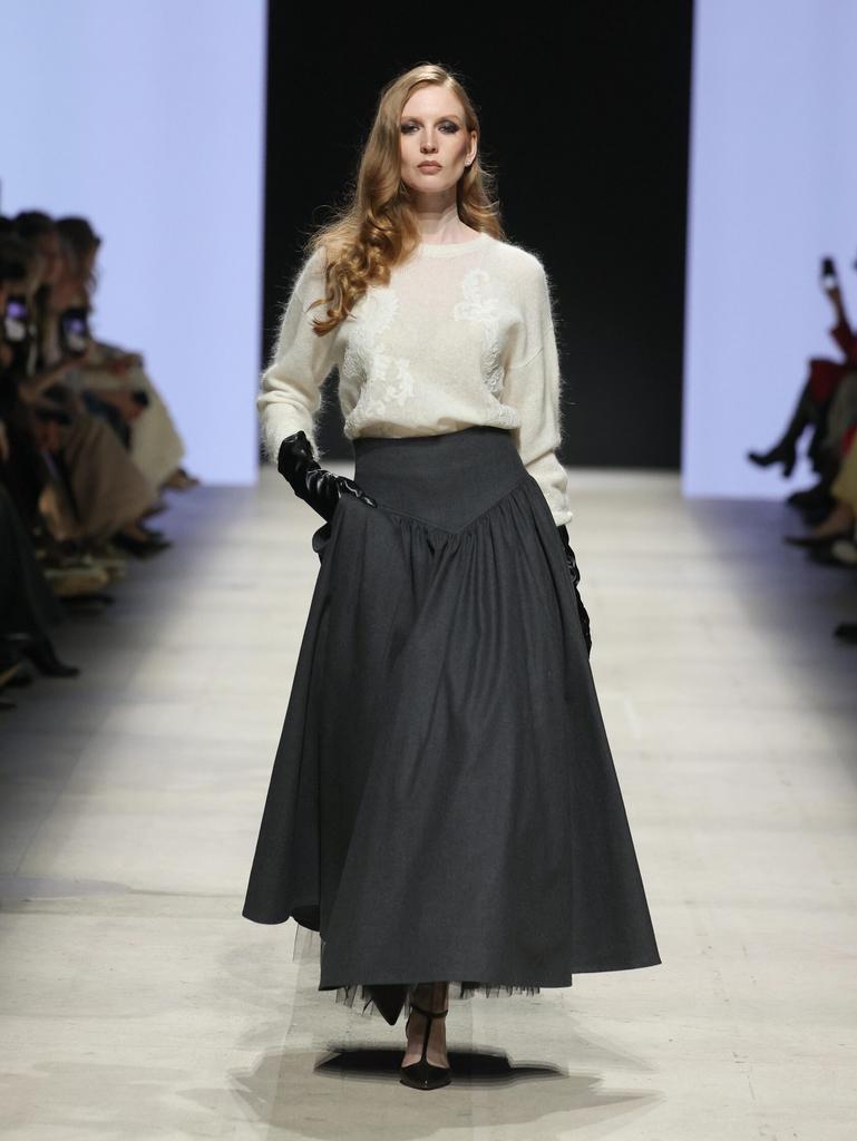 белый кашемировый джемпер и юбка серая