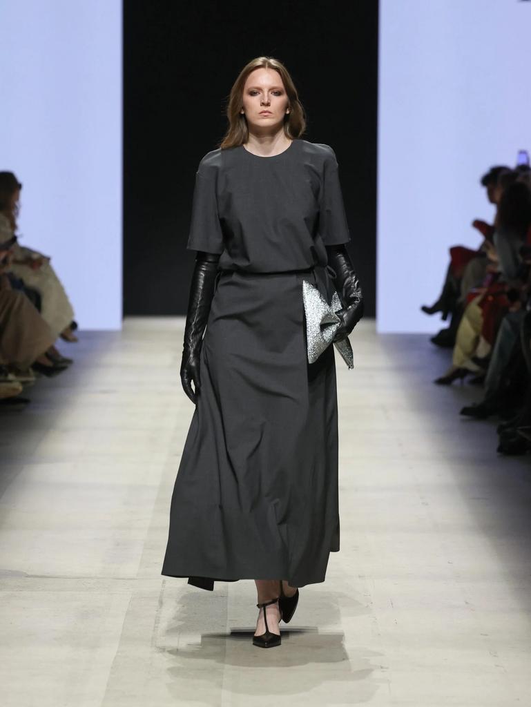 серый топ и широкая юбка