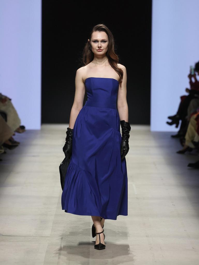 корсет и юбка из синего шелка