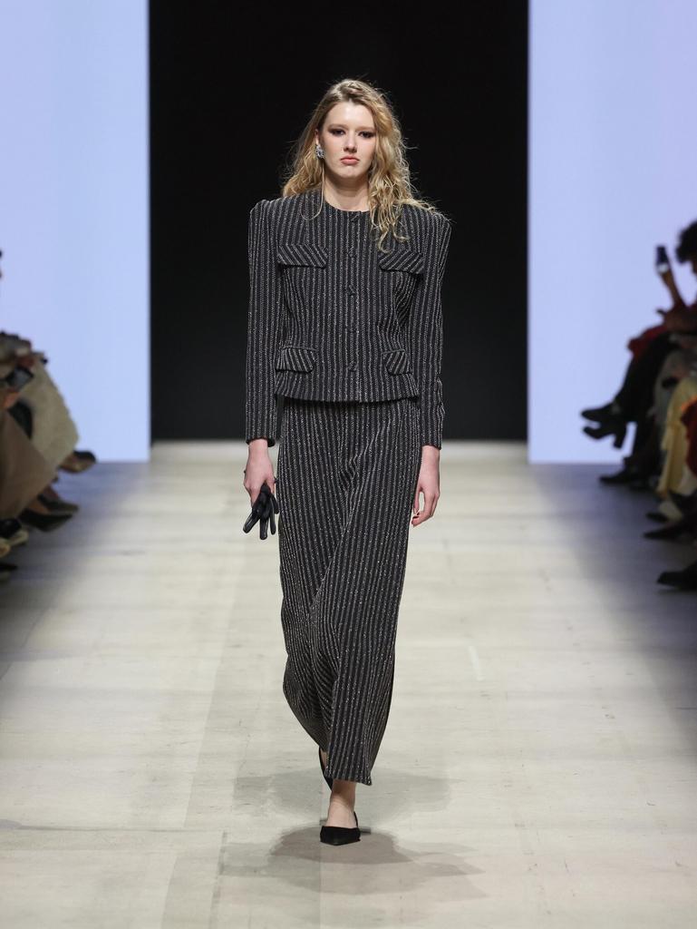 пиджак и юбка в полоску