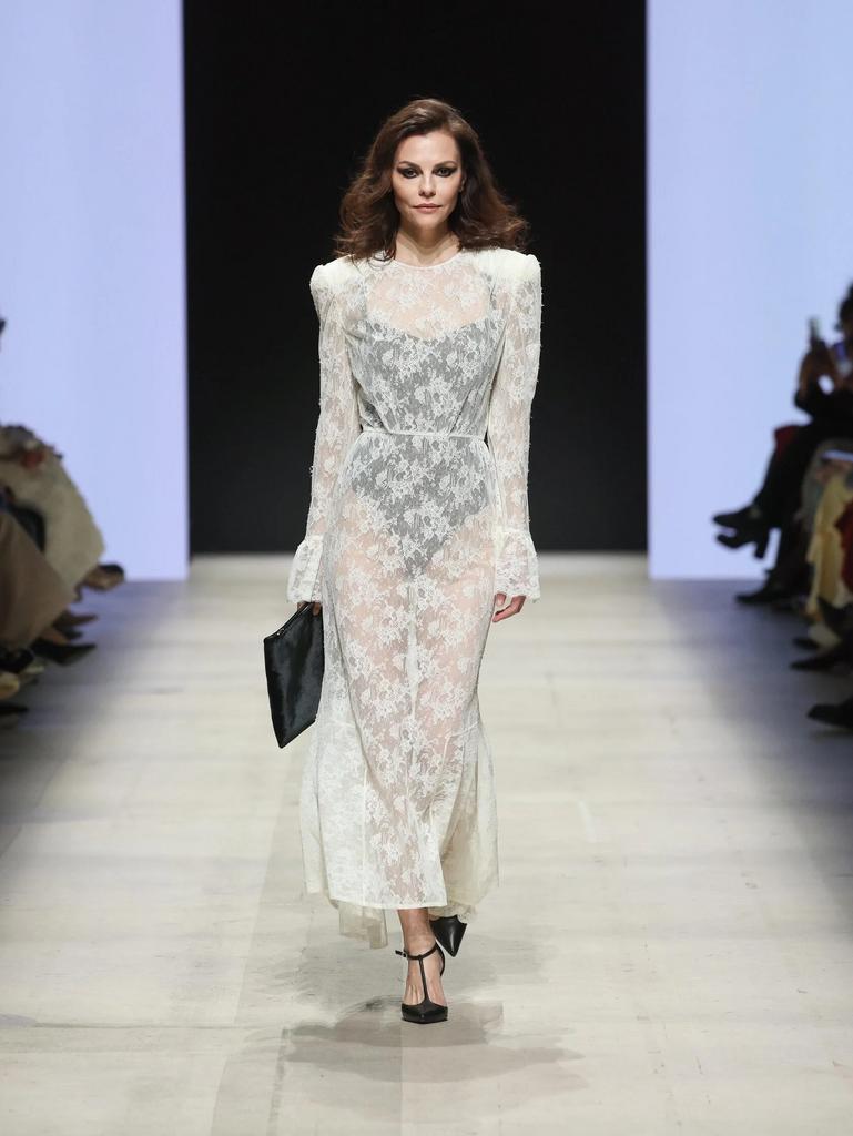 платье из белого кружева