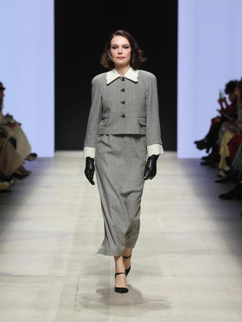 костюм в елочку с белым воротником