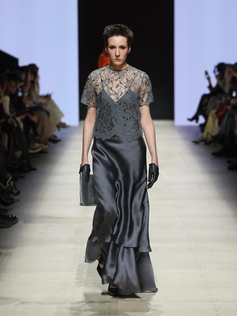 платье из серой органзы