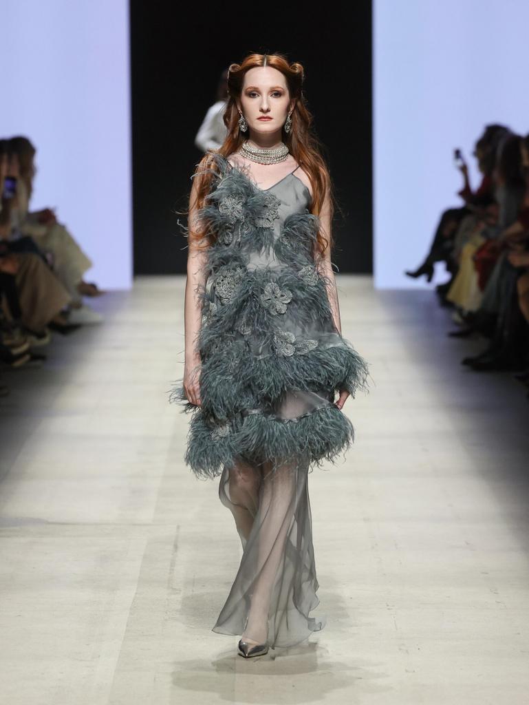 платье серое из органзы с перьями