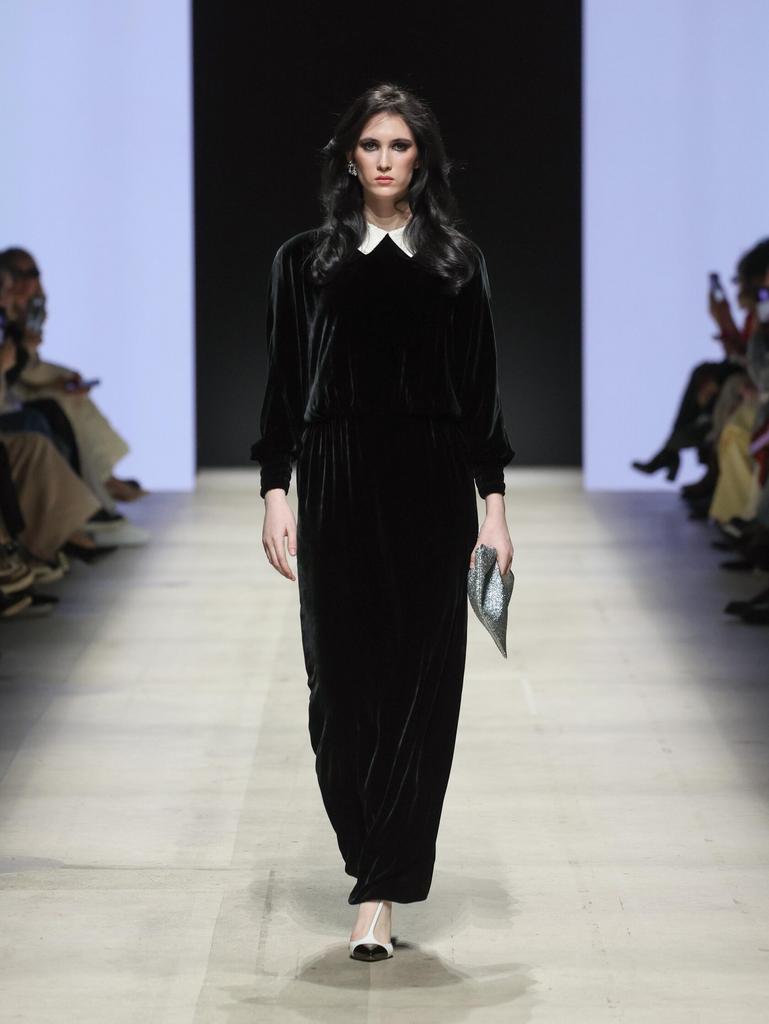 платье бархатное с белым воротником