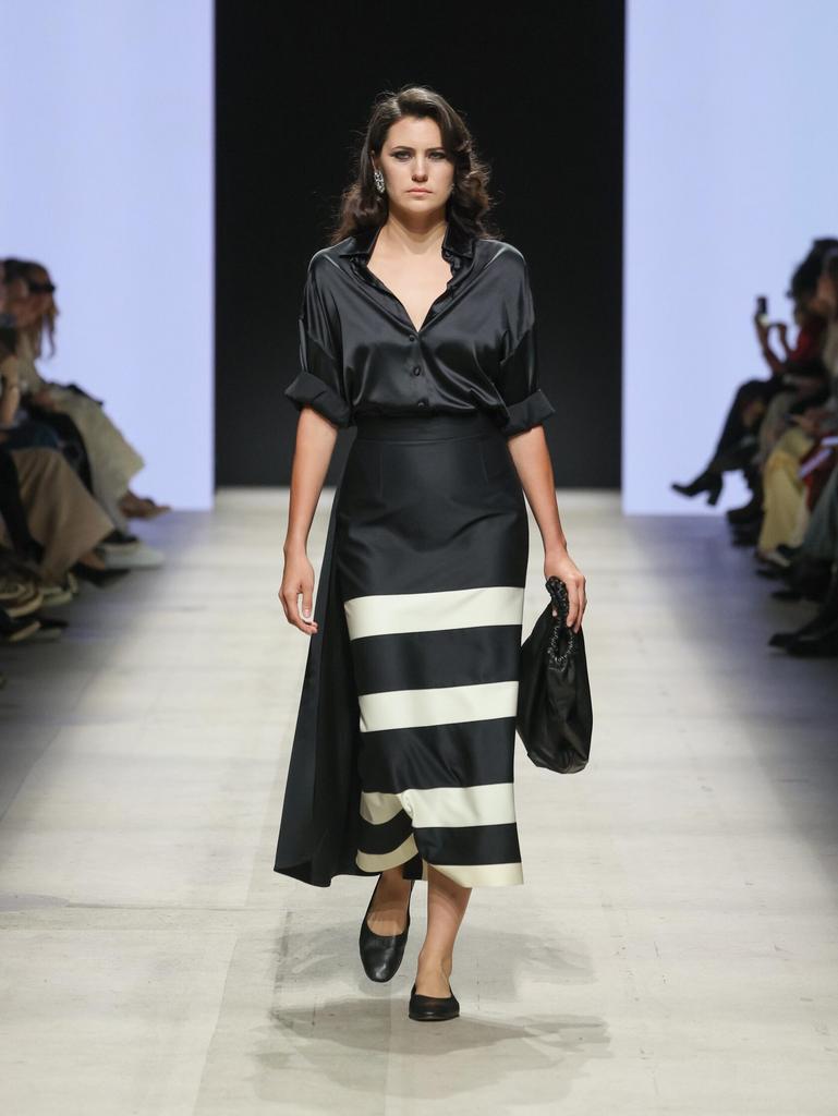 рубашка из шелка и юбка в полоску