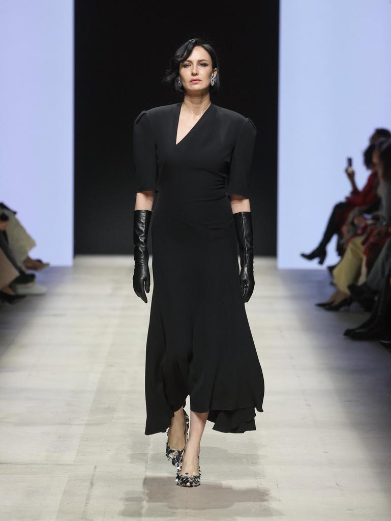 платье черное шелковое с подрезами