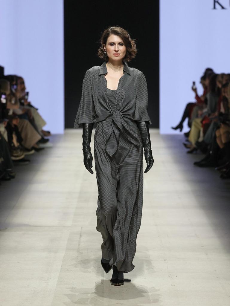 платье в серый горошек шелк