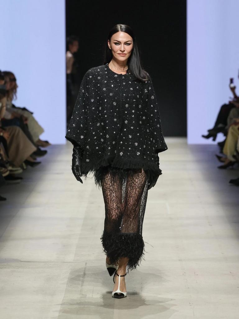 полупальто из черного твида с пайетками